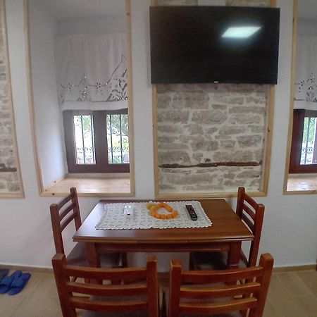 Arpet Guesthouse Gjirokastër Exterior foto