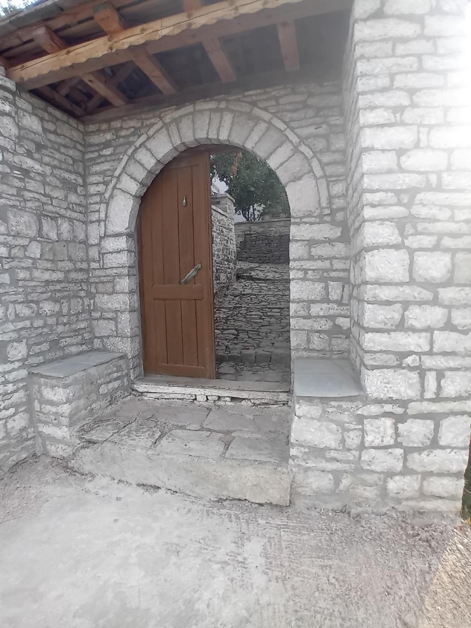 Arpet Guesthouse Gjirokastër Exterior foto