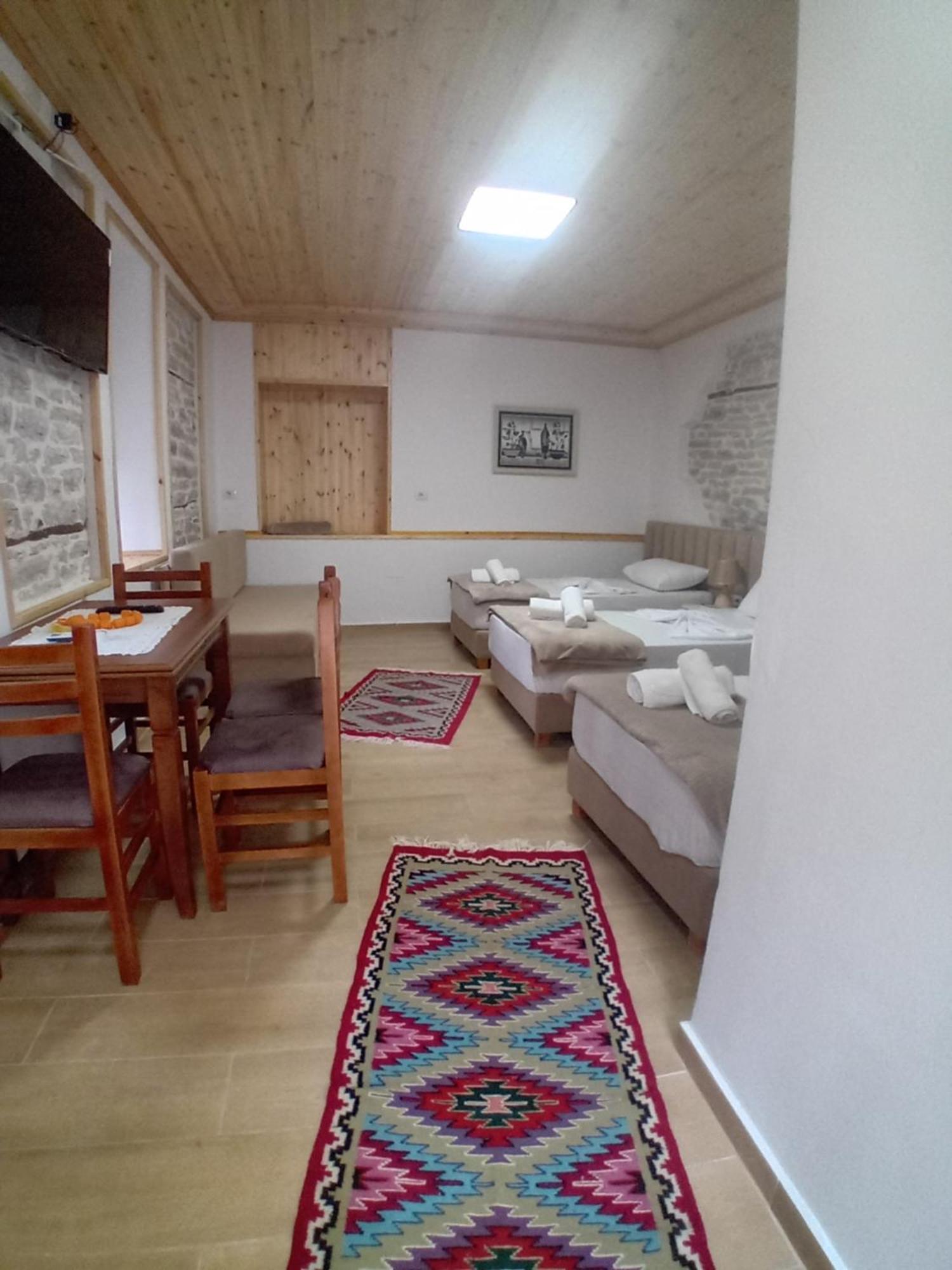 Arpet Guesthouse Gjirokastër Exterior foto