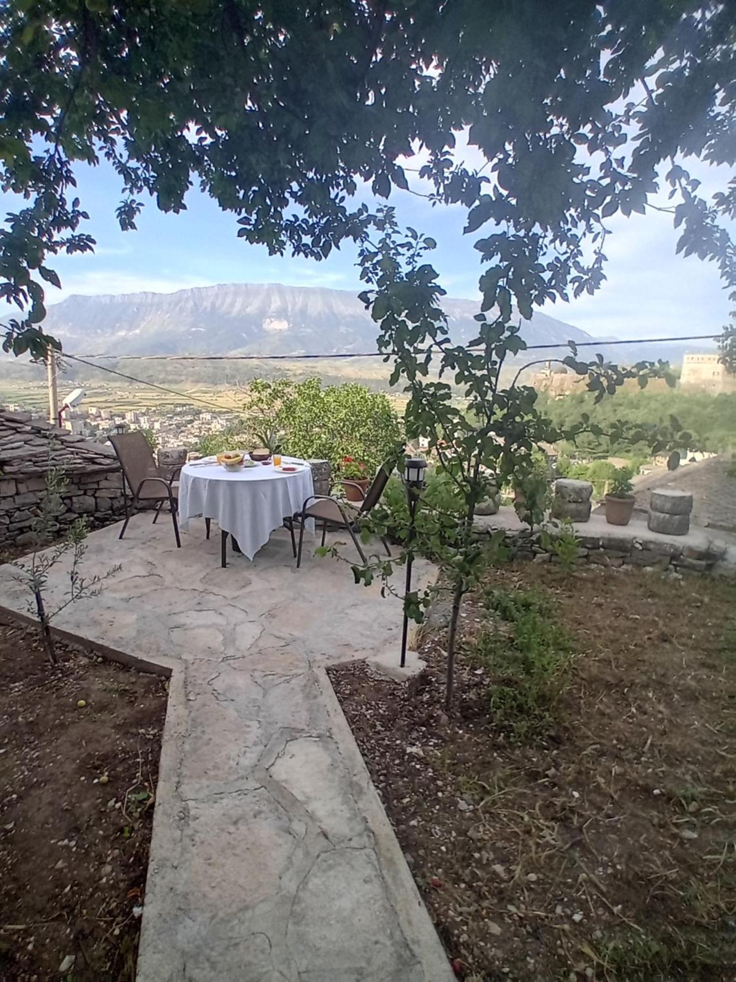 Arpet Guesthouse Gjirokastër Exterior foto