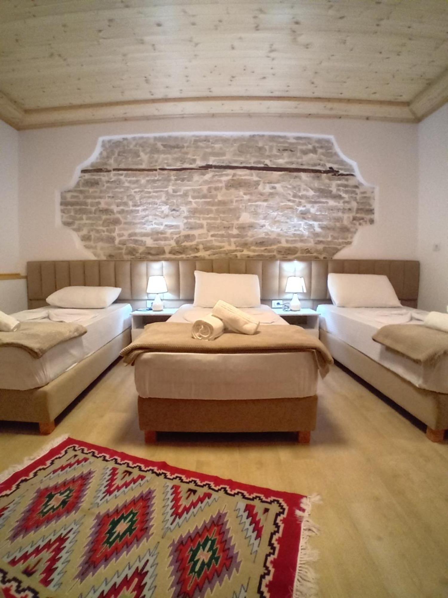 Arpet Guesthouse Gjirokastër Exterior foto