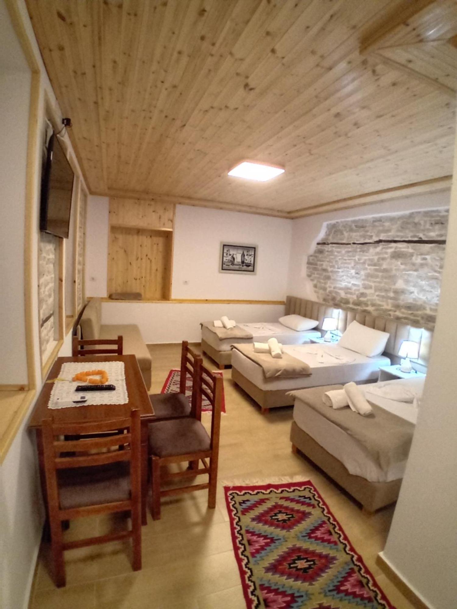 Arpet Guesthouse Gjirokastër Exterior foto